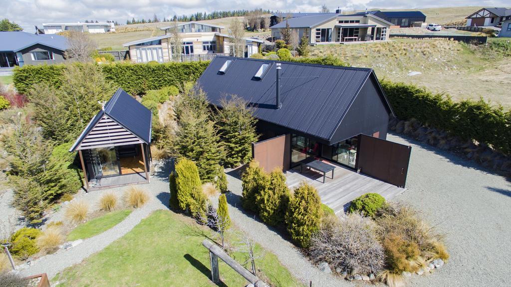 The Black House With Stunning Outdoor Bath Lake Tekapo Εξωτερικό φωτογραφία
