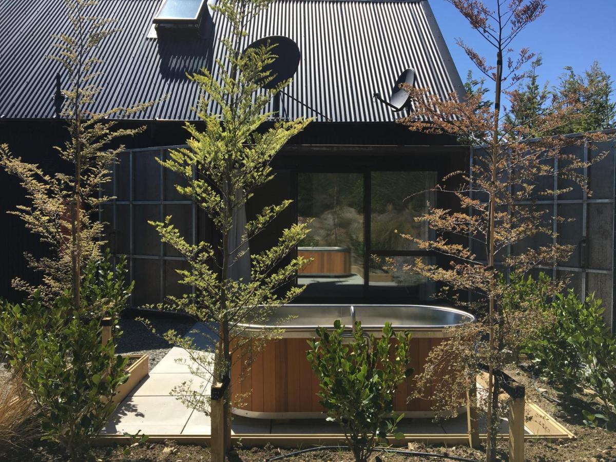The Black House With Stunning Outdoor Bath Lake Tekapo Εξωτερικό φωτογραφία